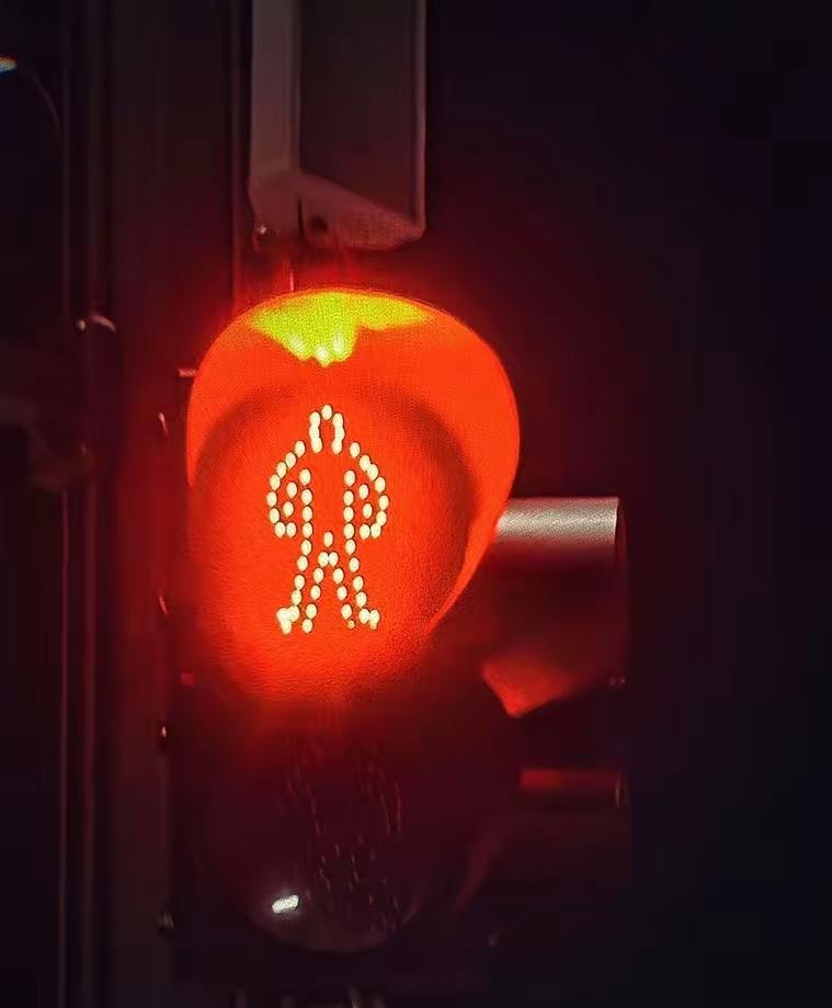 上海那个事儿，估计不少人都刷到过。一个行人在路口闯红灯，直接撞上了一辆正在正常行