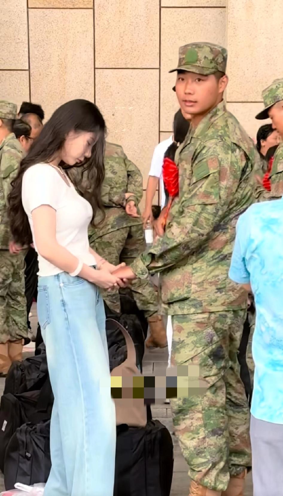 男友参军入伍女友依依不舍送别，女孩子好想让男朋友亲一下男女朋友依依不舍，女对男