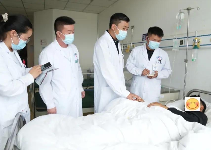 “悲剧还是发生了！”12月20日，广西柳州，一男子聚餐时，因一时高兴，所以喝了大