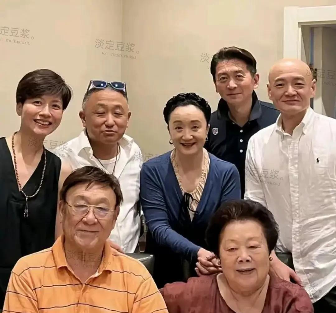 看前些天《十六岁的花季》中的演员重聚，没有主演池华琼，还引起了不少人的热议！看如