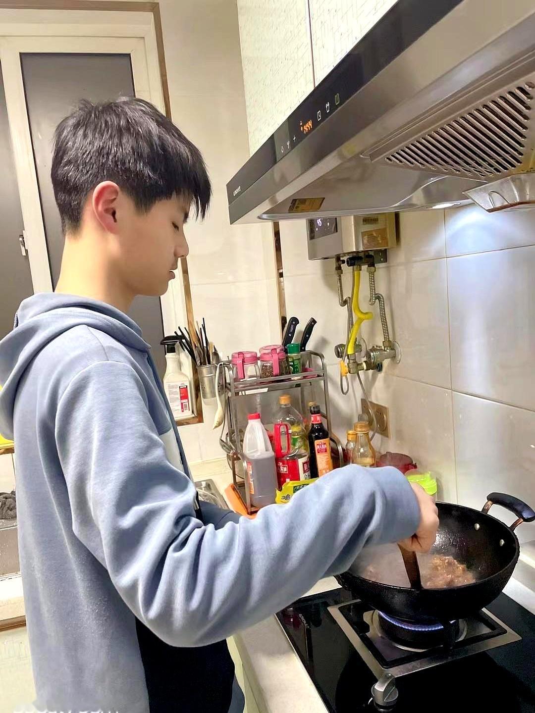 谁说孩子学习差这辈子就完了？我偏不信。我家那个小子，从高一我就再没问过他成绩