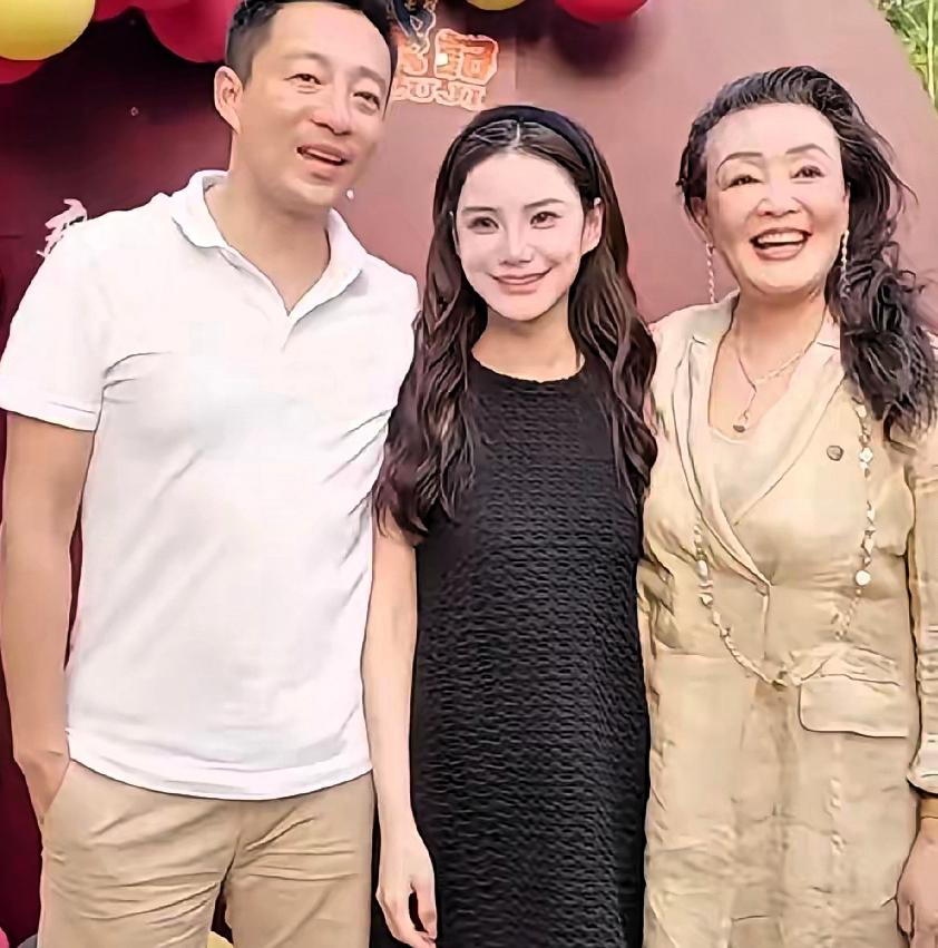 汪小菲情路剖析：只谈今朝，旧事莫提网友问他爱谁多，直播里，这问题尖锐啊。他愣了