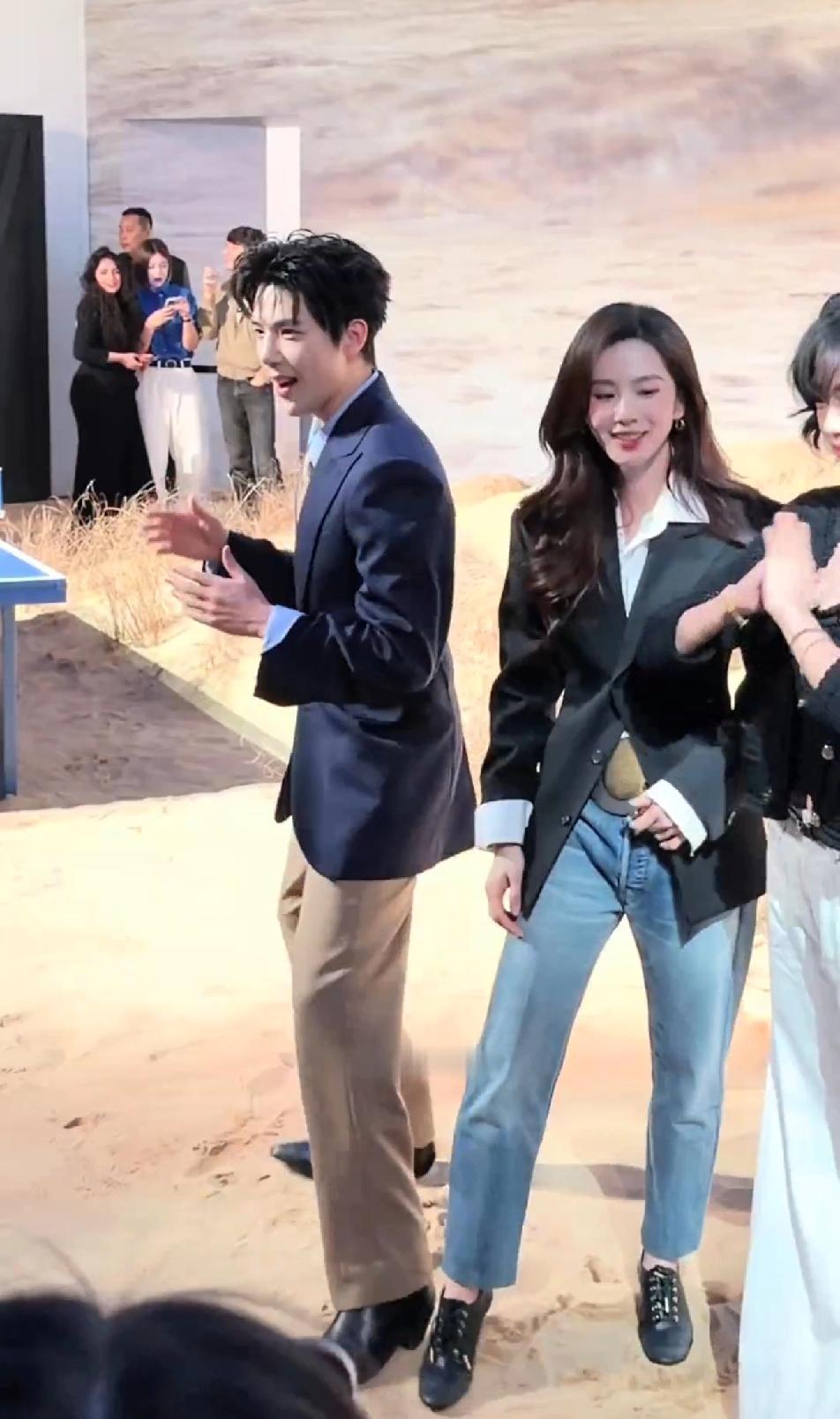 刘诗诗和孙千站一起，我才明白什么叫“时尚的物理法则”。那天诗诗单手插兜大步走，