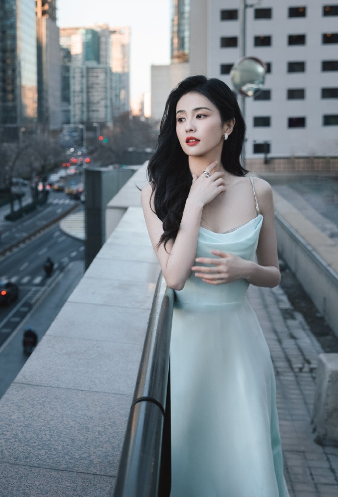 白鹿写真精选，淡蓝纱裙优雅迷人