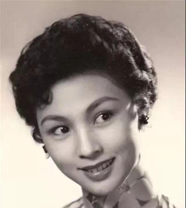 1886年，段祺瑞长时间不在家。推开家门时，他闻到一股陌生的脂粉香。十九