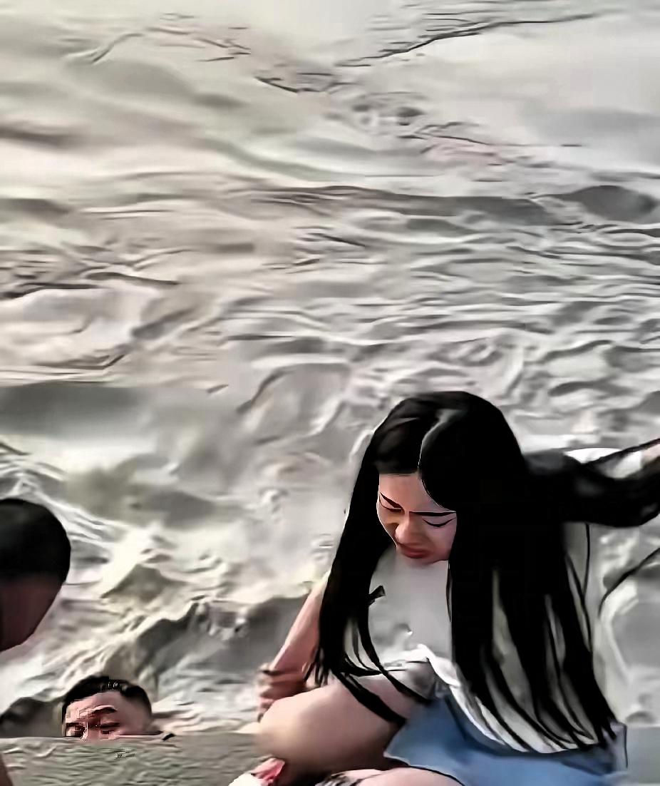 武汉汉口江滩三阳门段，一对结婚刚满一年的小夫妻正对着落日拍照，丈夫突然扔下手机转