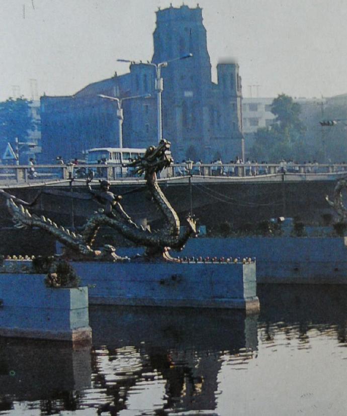 天津狮子林桥的哪吒闹海雕塑喷泉（现已被拆除），1986年建成，深受当地群众喜爱