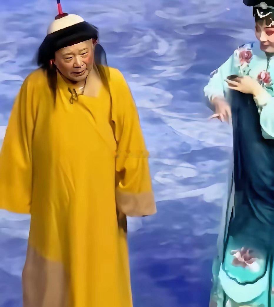 咋穿成这样，穿点正常衣服不好吗