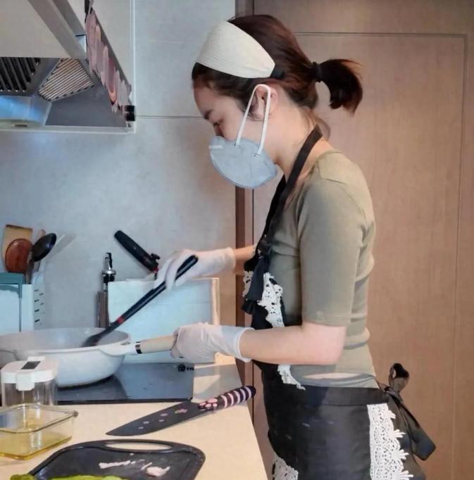“做饭阿姨卷到了新高度？”90后女子穿瑜伽裤上门做饭，日均6单，月入2万元，称不