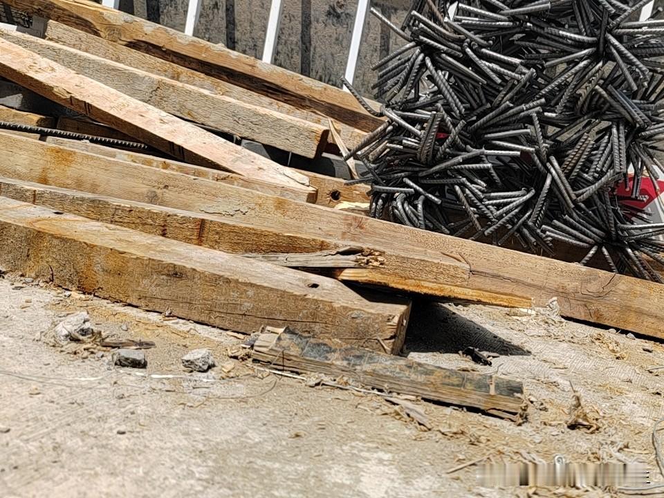 干了二十八年钢筋工，最懂工地里的休息是什么样。哪有什么软床沙发，不过是木方旁