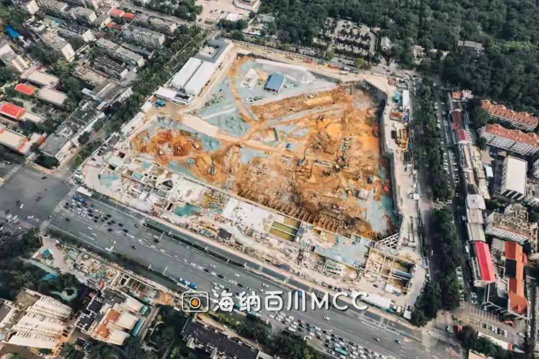 济南千佛山北广场，现在只挖了个坑，看来赶不上四号线地铁开通的时候完工了。目