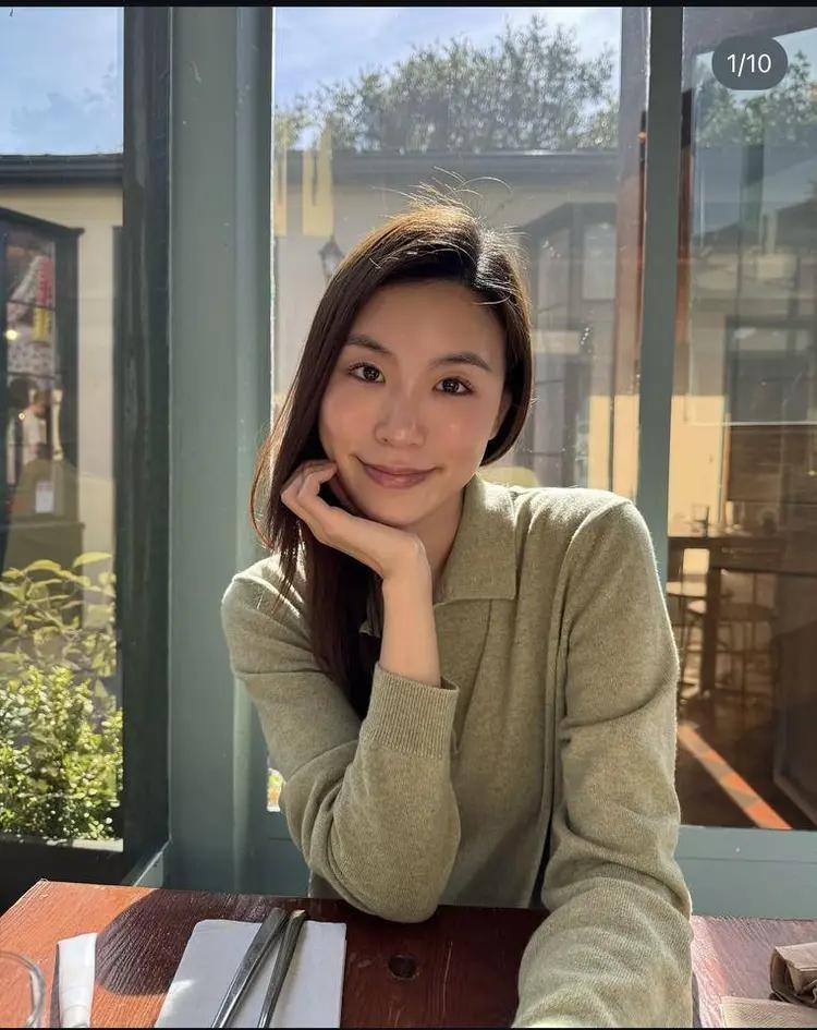 高以翔前女友Bella官宣怀孕泳装孕肚照甜度拉满，一句“小小的你正靠近”藏满期