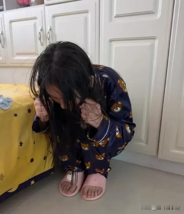 被打13次疯了，打人者免拘，校方还说“是好朋友”？这遮羞布太恶心！谁能想