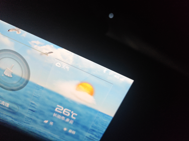 这就是咱的吉利帝豪车呀刚刚三年的车，底盘生锈，发动机渗油，仪表台鼓包，这都没给