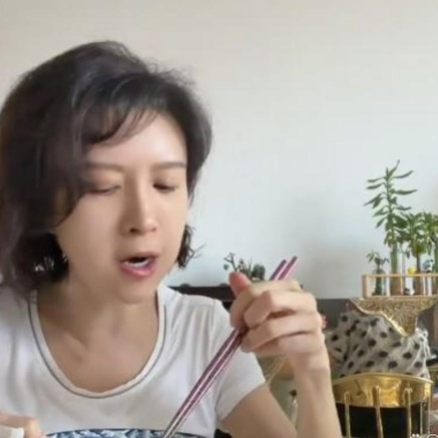 谁能想到，金巧巧坦然自曝过气，直接打破大家对明星的固有印象！已经五十一岁的