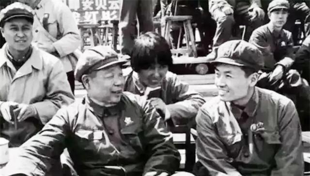 1968年，沈阳军区司令员陈锡联上将和沈阳军区政治部主任毛远新在一起谈话时的照片