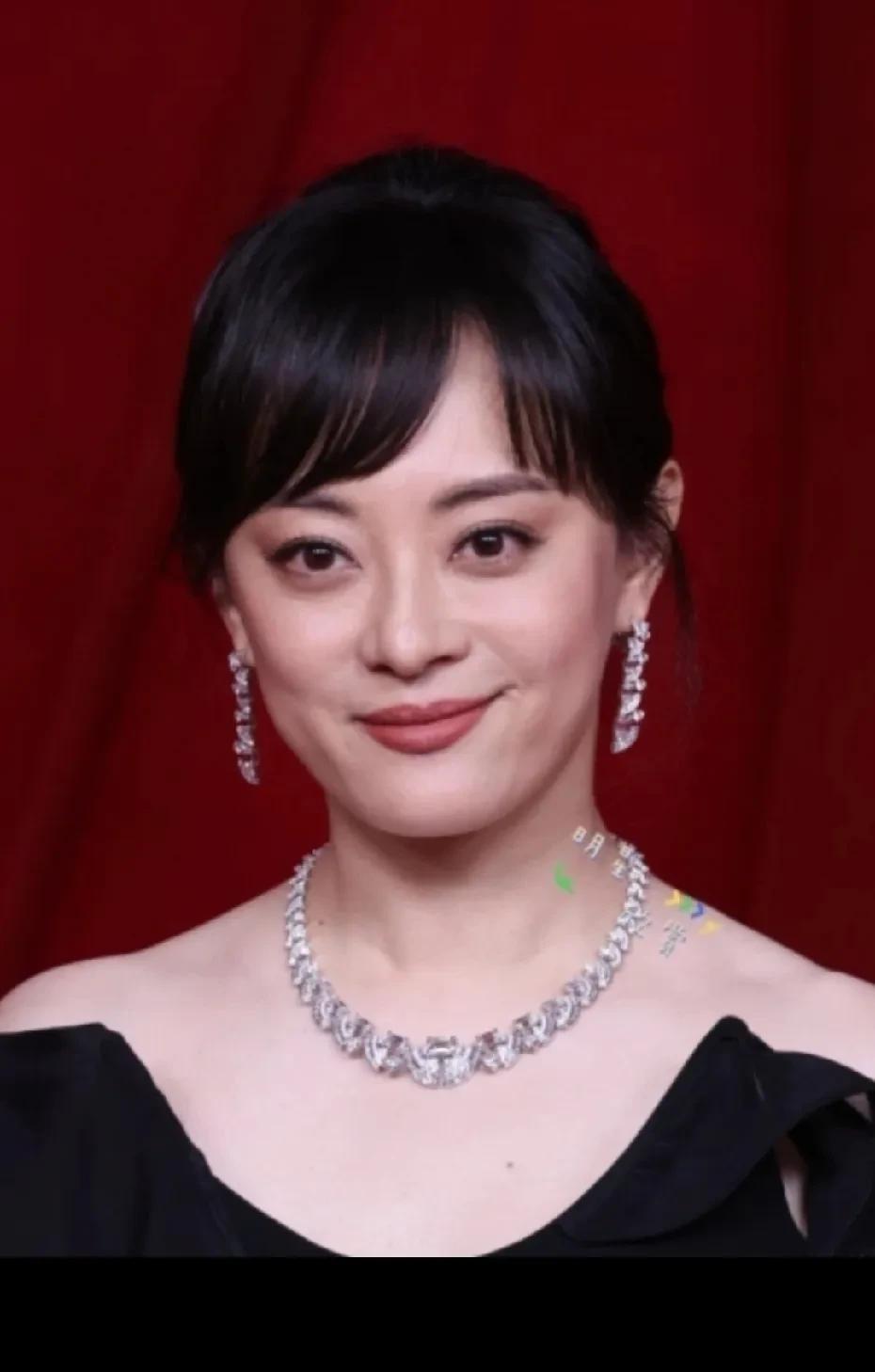 真好啊！，孙俪终于听劝了！这次的芭莎时尚活动，孙俪下嘴唇的痣终于不见了，顺眼好