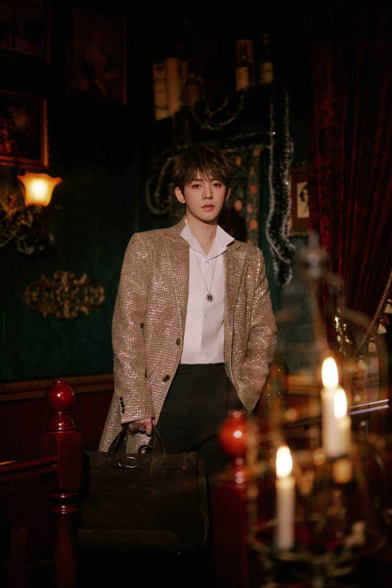 邓为鎏金战袍邓为亮相北京开幕盛典，身穿的金色大衣售价高达20万美金，12名工匠耗