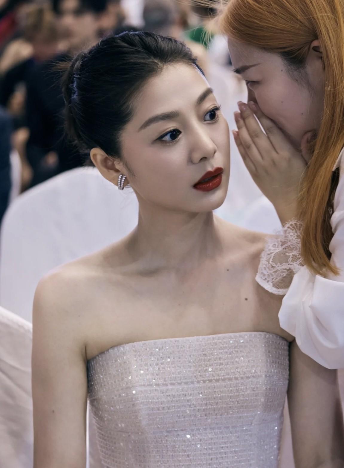 王真儿，成功地在《南京照相馆》里塑造了照相馆老金的妻子。虽然不是主演，但是老金