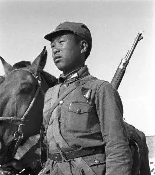 1939年2月19日是农历新年，新兵刘春雷起得很早，那一天，一二九师骑兵团驻扎在