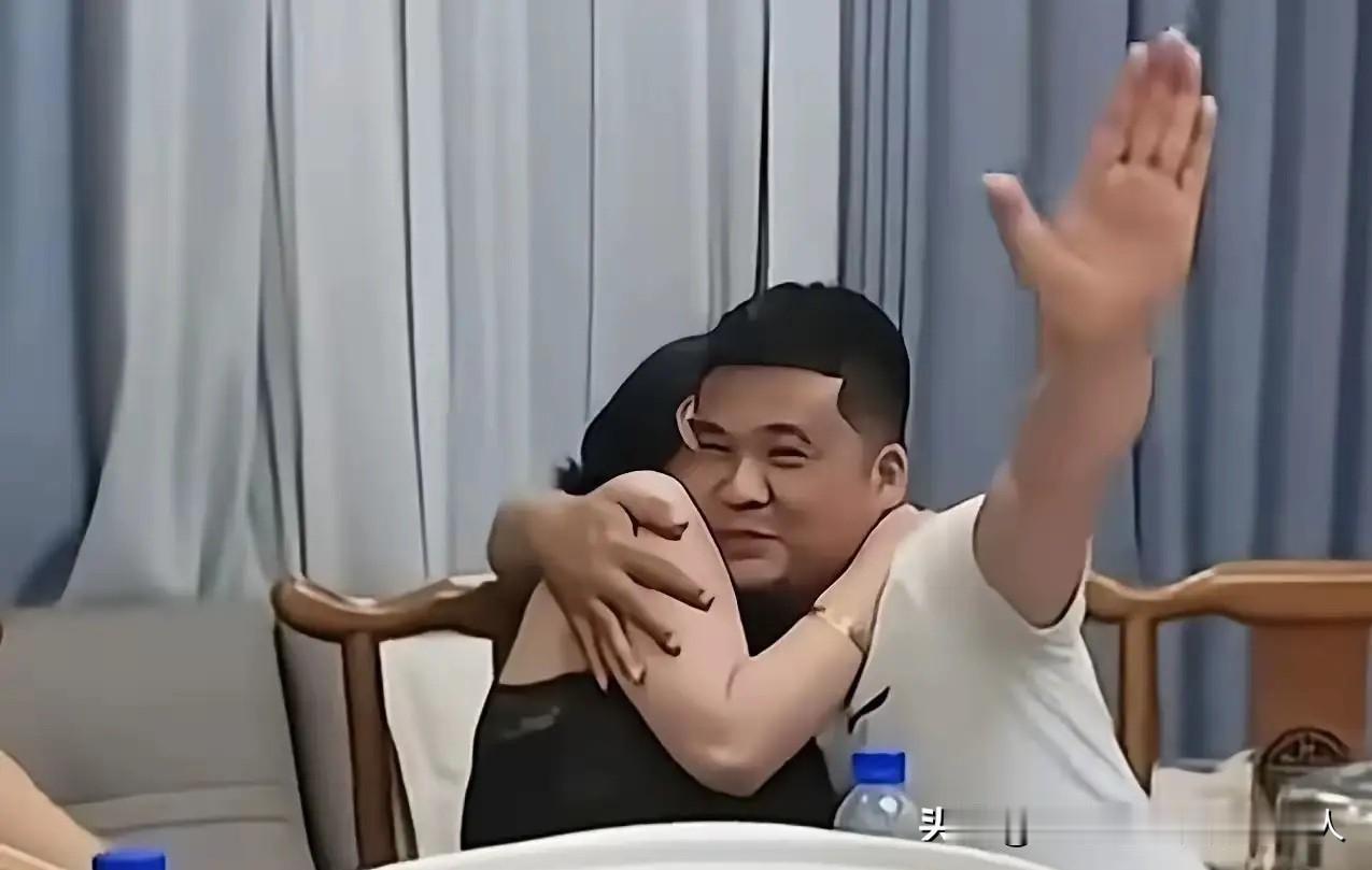 长沙同学聚会那位男的叫张涛，女的叫李薇。看他们的面容也确实挺般配！女的，长得