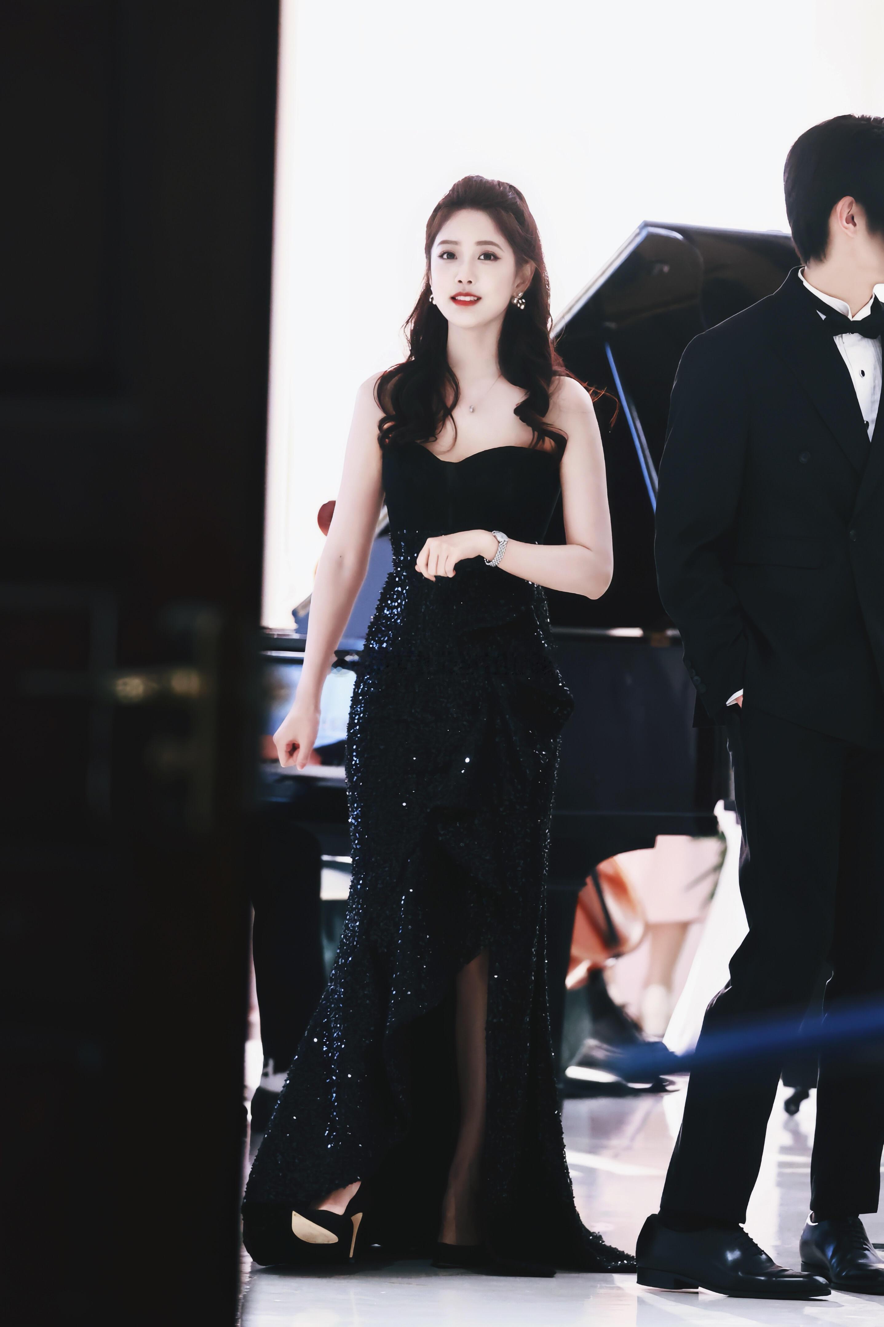 这个李艺彤黑化后如此美味..🥹大光明细高跟谁能受得萌神变御姐李艺彤这是机场不