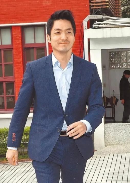 🌛蒋万安可以参加“九三阅兵”，他要是参加了，将会成为东方大国正史里的历史人