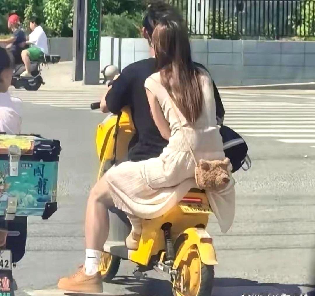今天在外边转悠时，红灯前抬头一看，心里“咯噔”一下：后座像坐着个女生。凑近看，