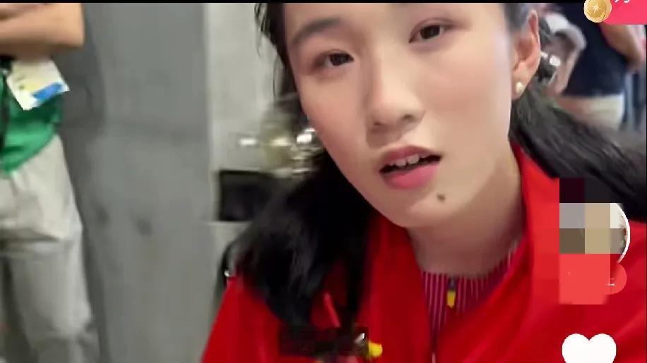 陈妤颉像陈芋汐一样气质出众，当她获得亚运会短跑冠军后，有个老六送她一套《五年高考