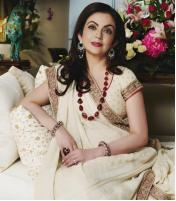 印度首富老婆：600个仆人伺候，每块宝石都有手掌大，鞋只穿一次！当印度人还在吃上