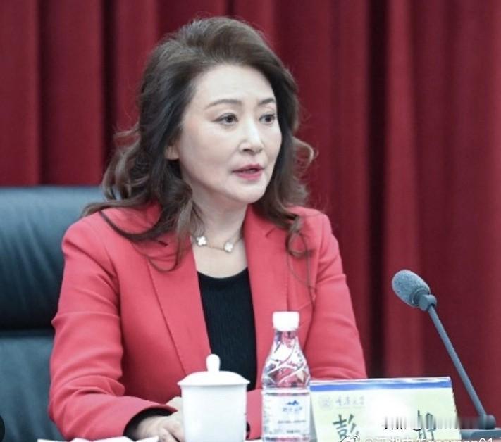 重庆官场有份量的事情，可能一半和她有关。​