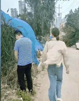 网友震惊了：一男子尿急实在是憋不住了，看四下无人就在路边解决。这时从后面走过来
