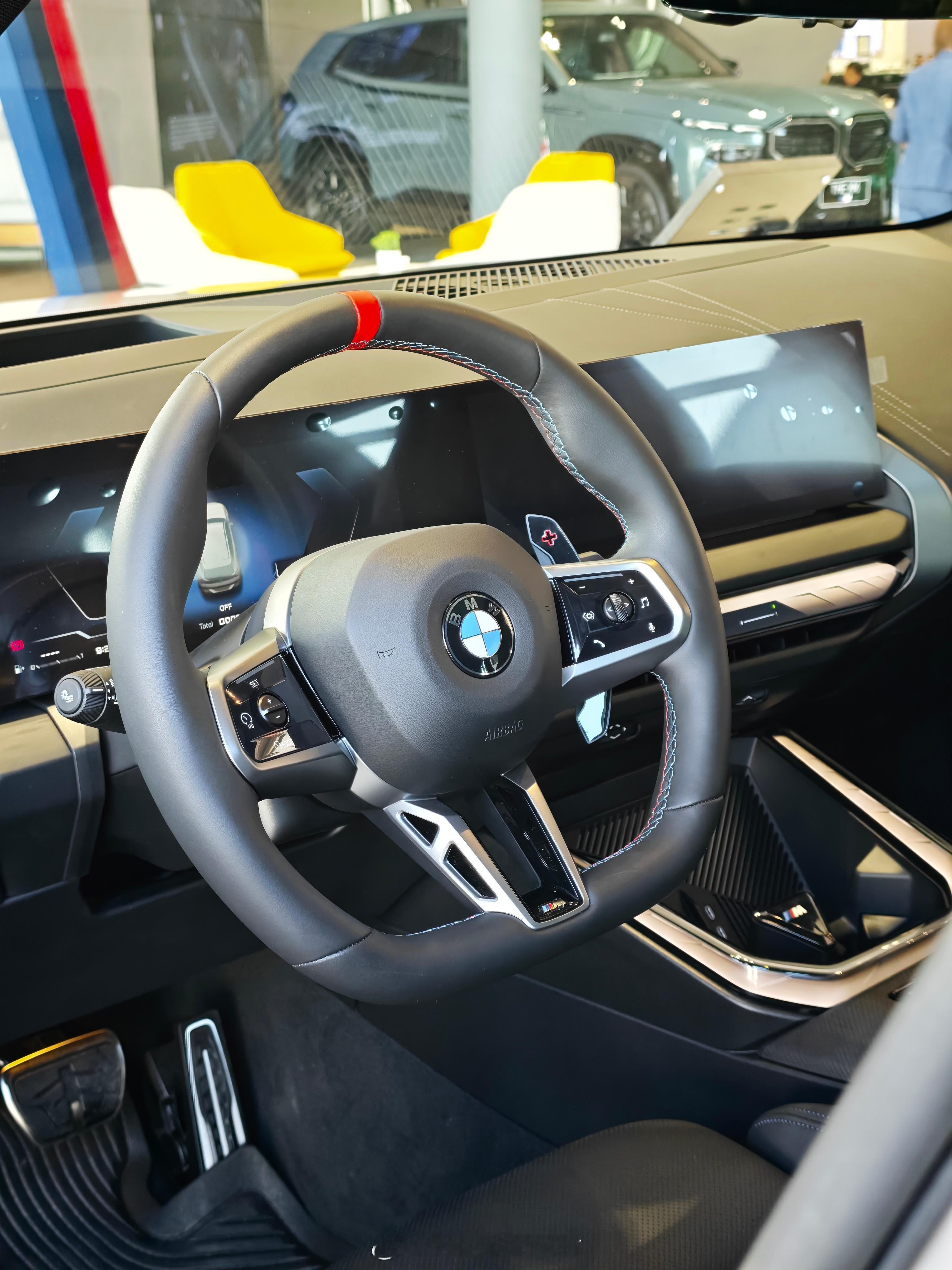 我一直很喜欢宝马方向盘的握感，材质和曲线都是挺好的，还有三色缝线的小细节，但平底