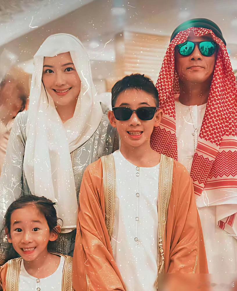 身家5个亿，陈小春花百万改了个名。他不再叫陈小春，身份证上是陈泰铨。应采儿也跟