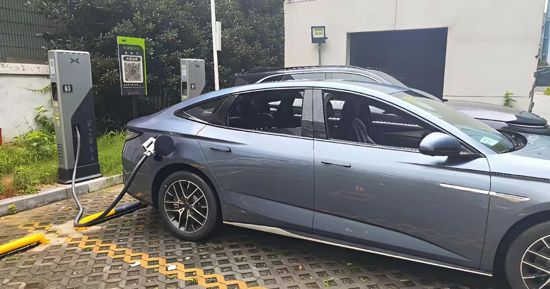 咱们今天算笔实在账：你每天上下班，真需要一块能跑一两百公里的电池吗？比亚迪在一