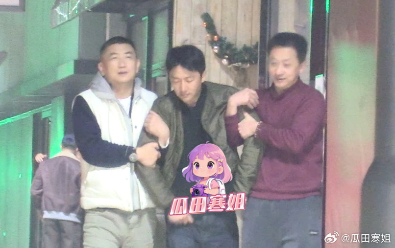 黄轩生日聚会喝得烂醉如泥黄轩这是喝了多少啊？生日聚餐结束后，黄轩被好友和司机搀