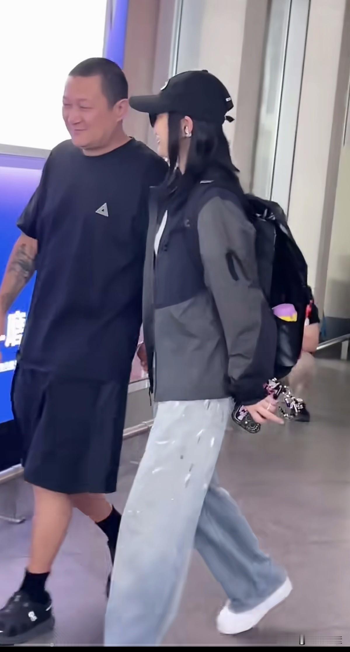 梅婷与曾剑夫妻俩，梅婷显年轻，还象少女，对比，曾剑显老。夫妻对视，手拉手，甜