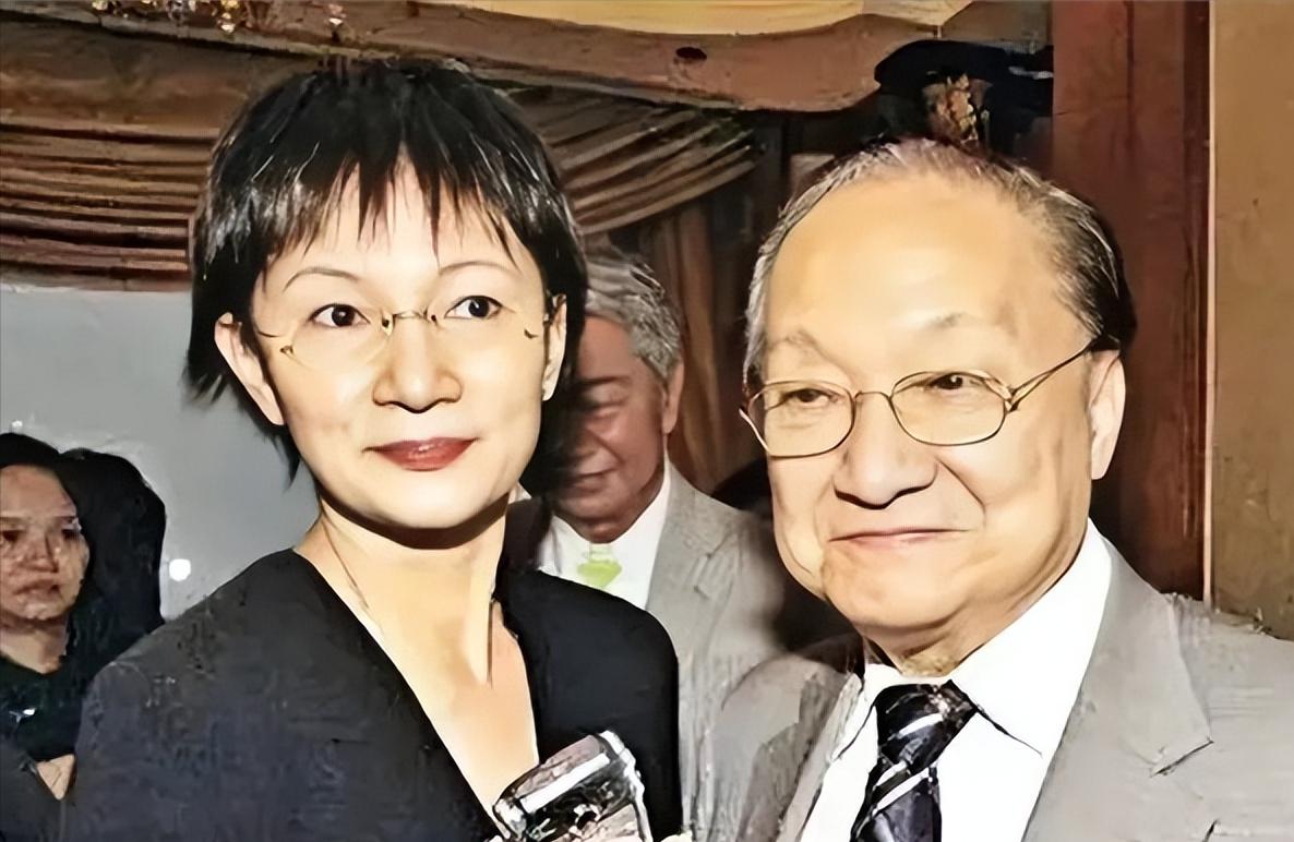 1976年，52岁的金庸爱上16岁女招待。他想要和妻子离婚，妻子说：“可