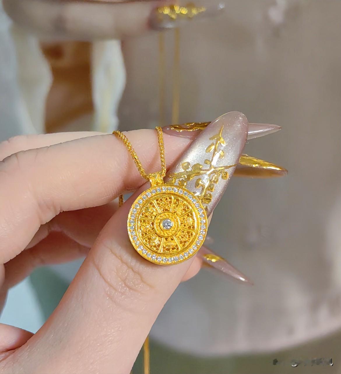 最近好多人问我黄金值不值得买，作为普通老百姓，我的看法特简单：它不是暴富的工