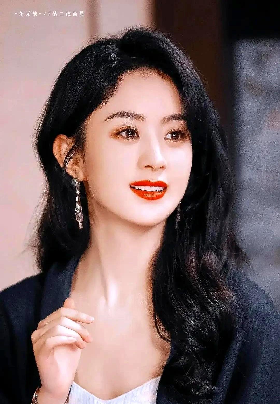 陈晓离婚后，那个单向关注的微博成了最大的“意难平”。当年他和赵丽颖拍戏，牵手