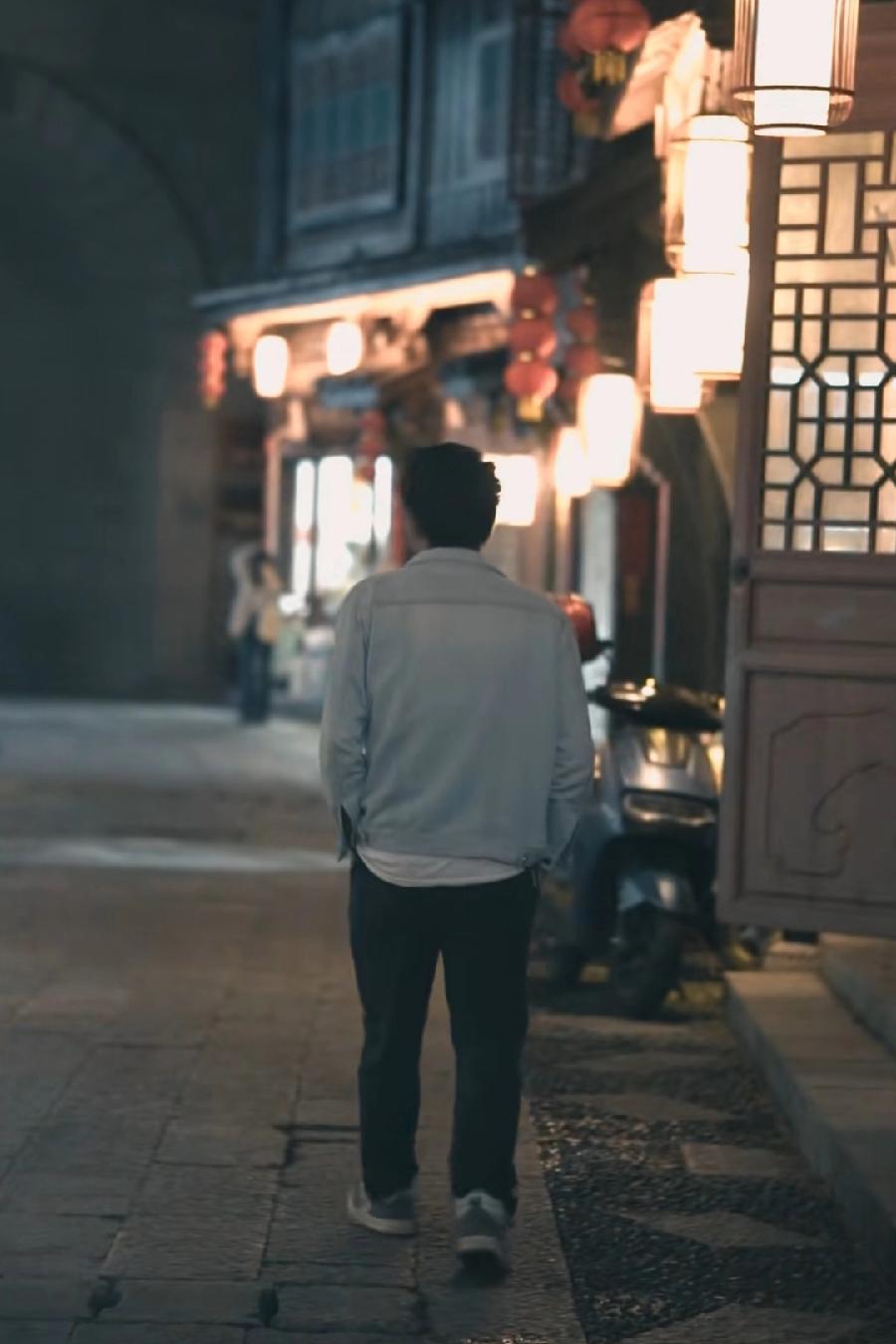 我楼下的女人真是心大，她老公失业半年多了，她也不催她男人去找工作。我楼下邻居两
