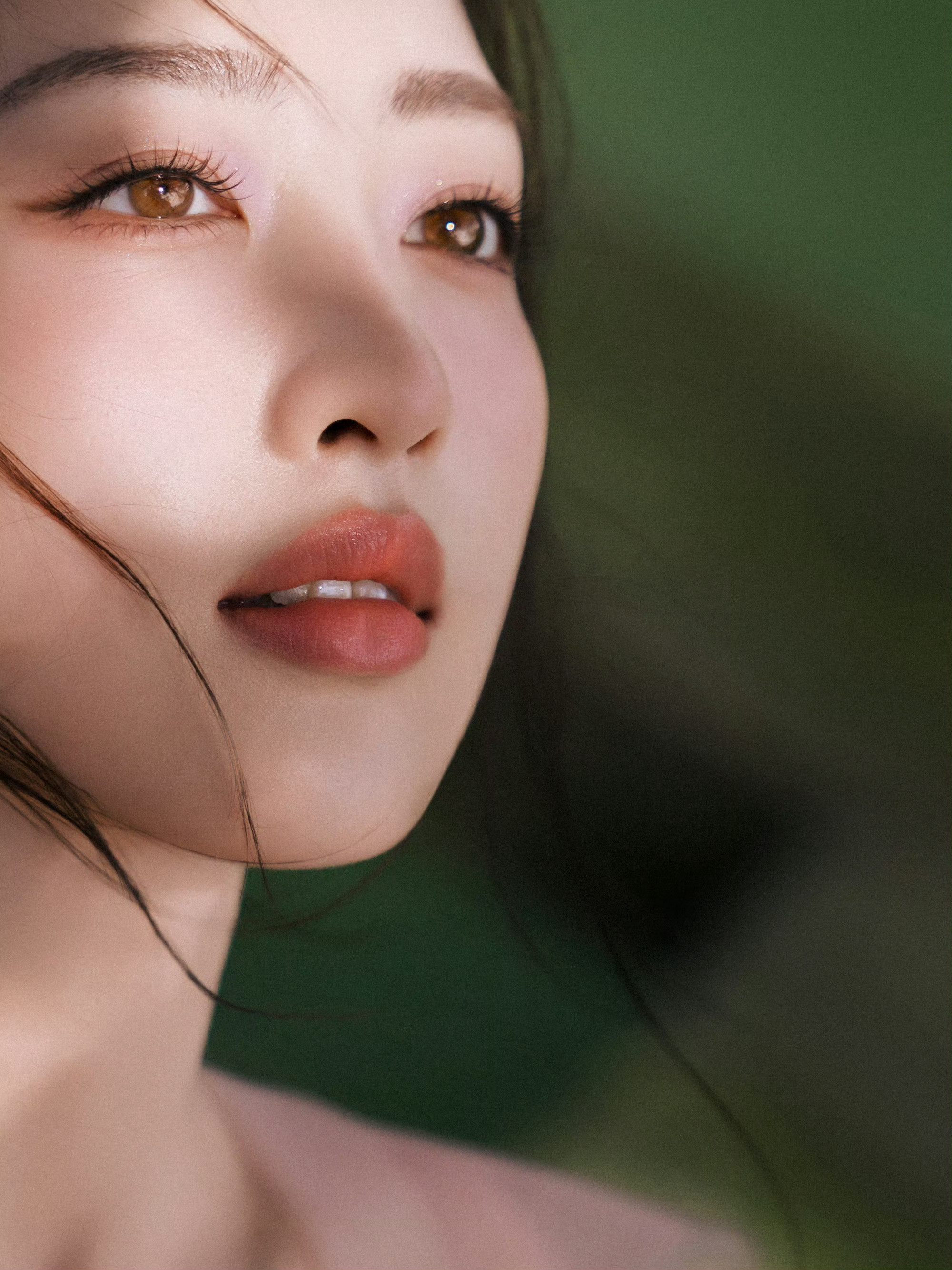 邓恩熙少女果然还是少女邓恩熙自带清爽少女感，生图满满灵气。不用浓重妆造，眉眼干净