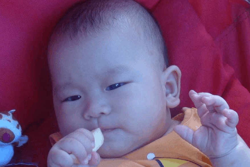 三岁宝宝牙齿却有七十多岁, 就是无知妈妈没在意这方面导致!