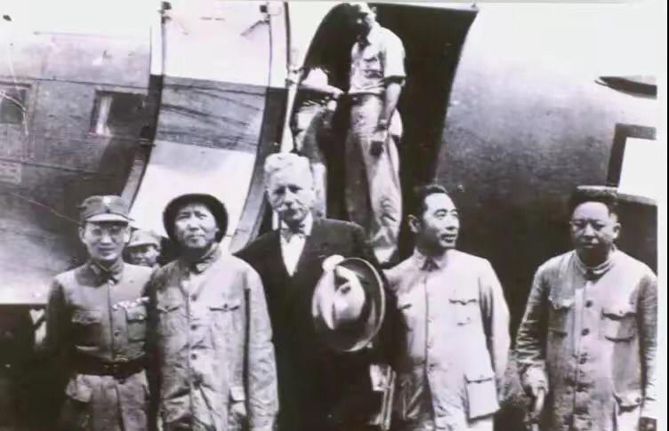 1945年8月28日，伟大领袖毛泽东第一次坐飞机，他带领代表团是从延安机场起飞到