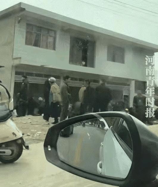 贵州，一男子得知前女友大婚，婚礼当天，男子特意开车从前女友家门前经过，想偷偷看她