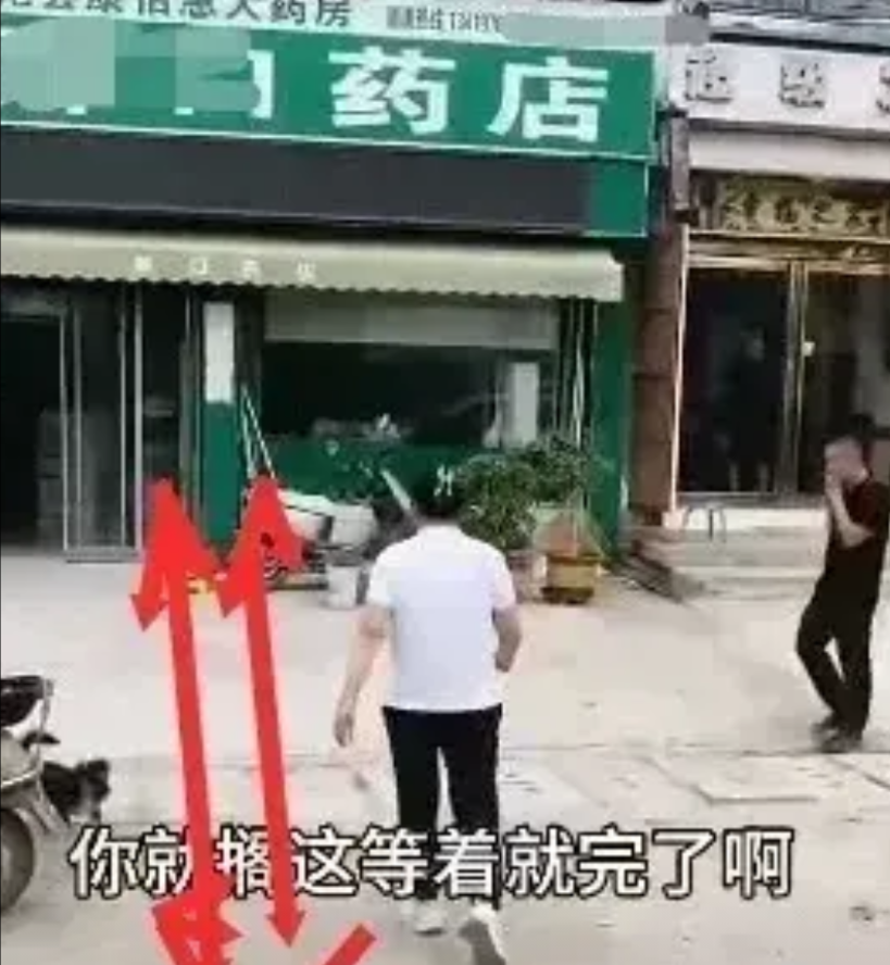 “真霸道！”大货车夫妻跑长途累了，看见路边能停车，还隔着绿化带呢。想着下去买点吃
