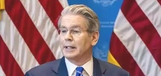 美国财长贝森特公开声称：世界没法承受，一个贸易顺差达到，一万亿美元的中国！中国想