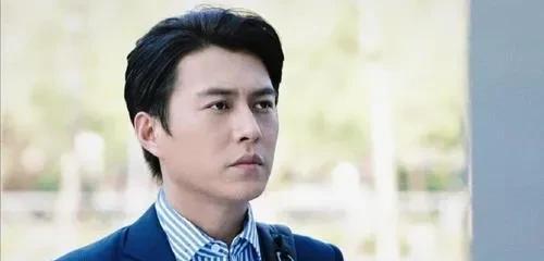 一张纸巾，彻底撕开了内娱“吻戏”的遮羞布。靳东的决定，远比你想的更狠。《外科