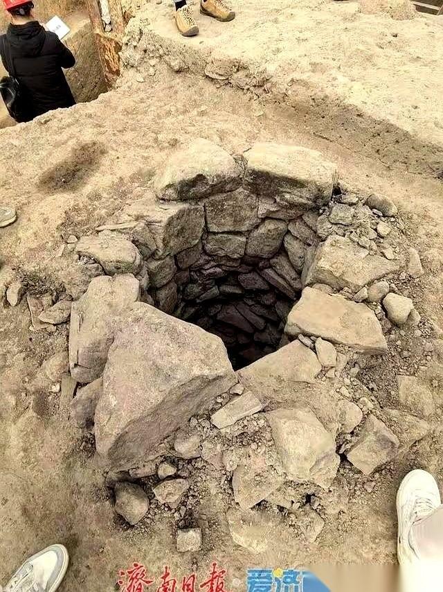 4200年前，一群人，就守着大明湖，愣是在湖边挖井喝水。你品，你细品。这事儿