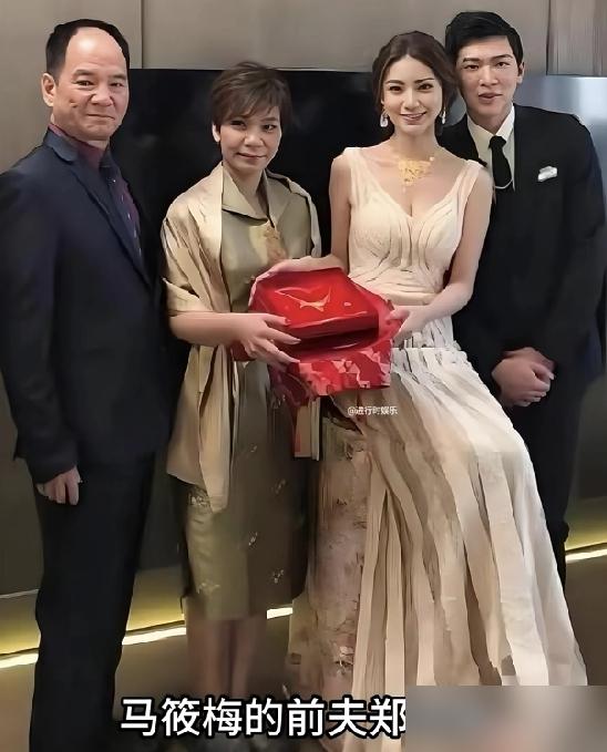 马筱梅的旧照被翻出来，汪小菲急吼吼地甩出童年照，说“从小就长这样”。这操作，就离